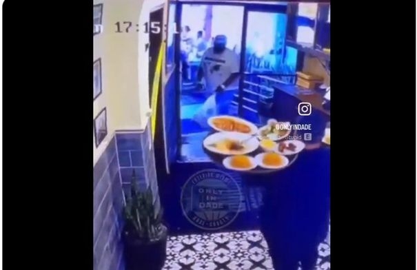زبون يُسقِط طعام النادل دون سبب ويُثير جدلًا في أمريكا