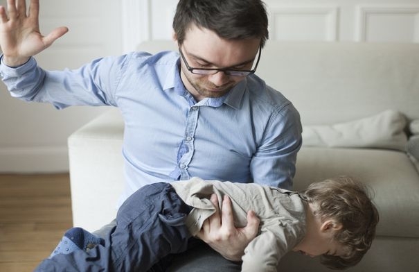 رجل ينصح الآباء: أحب أبي لأنه لم يضربني أو يقسُ عليّ.....