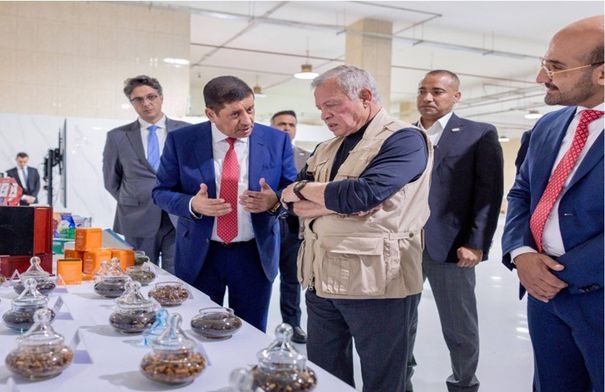 الملك يزور ثلاثة مصانع إنتاجية في مدينة الموقر الصناعية