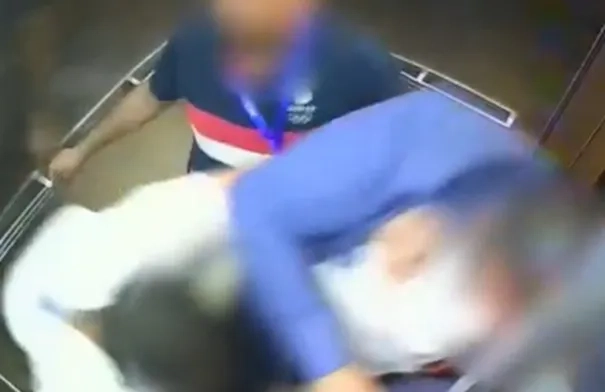 فيديو .. تشابك بالأيدي بين عامل وافد وكوادر العمل .....