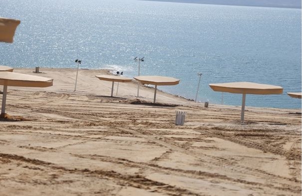 بدء استقبال زوار شاطئ عمان السياحي في البحر الميت