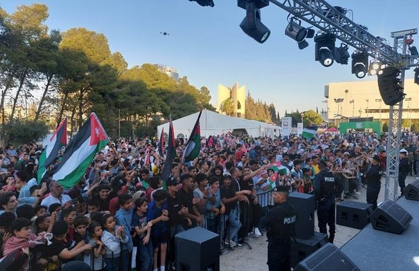 الآلاف من المواطنين يحتفلون بعيد الاستقلال في إربد