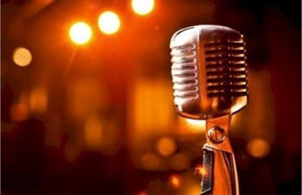 مسلحون اقتحموا القاعة.. هجوم على حفل لفنان سوري في إدلب...