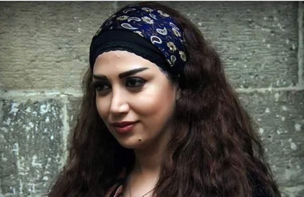 أطلت بالأبيض... نجمة مسلسل 'باب الحارة' تدخل القفص...