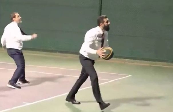 الرئيس السوري أحمد الشرع يستعرض مهاراته في كرة السلة -...