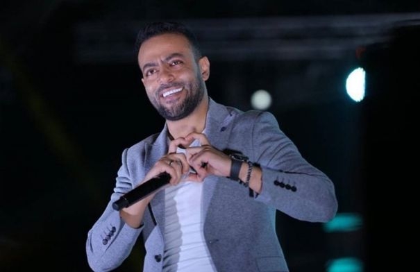 تامر عاشور يثير القلق حول حالته الصحية بعد ظهوره ممسكاً...