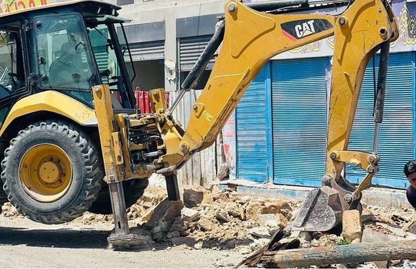 بلدية طبقة فحل تبدأ بتأهيل الأرصفة والجزر الوسطية بوسطها...