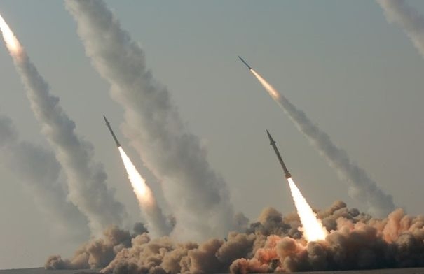 ايران تطلق دفعة نوعية مركبة من الصواريخ والمسيرات على...