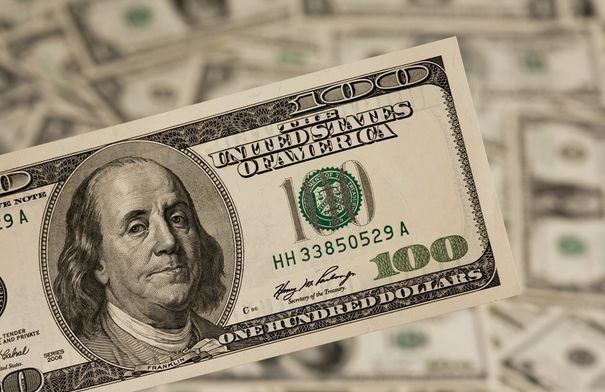 انخفاض أسعار الدولار عالميا