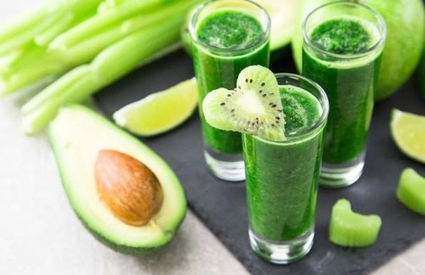 ماذا يحدث للجسم عند شرب العصير الأخضر يوميا؟