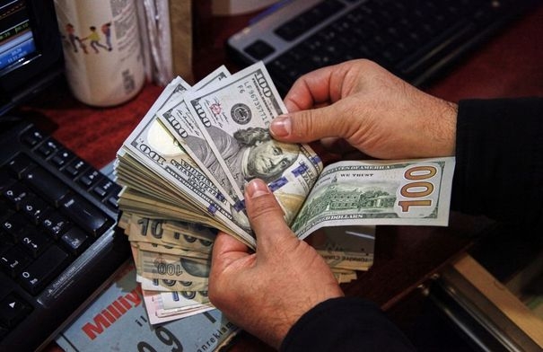 الدولار يرتفع مع توجّه المستثمرين نحو أصول الملاذ الآمن