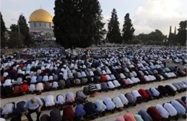 بعد 12 يوما من الإغلاق.. المصلون يعودون للأقصى