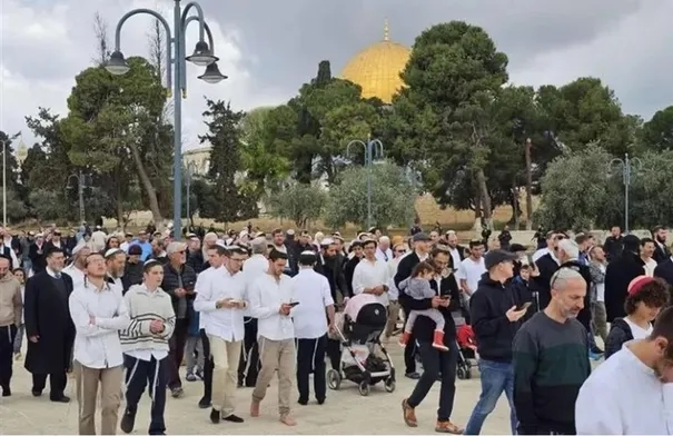 مستوطنون يقتحمون المسجد الأقصى المبارك