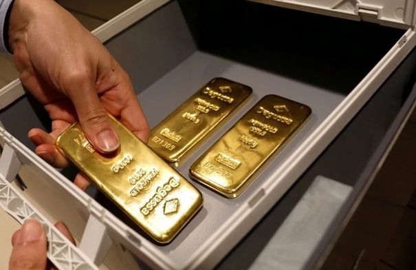الذهب يحلق مرة أخرى عالمياً والدولار ينخفض إلى أدنى...