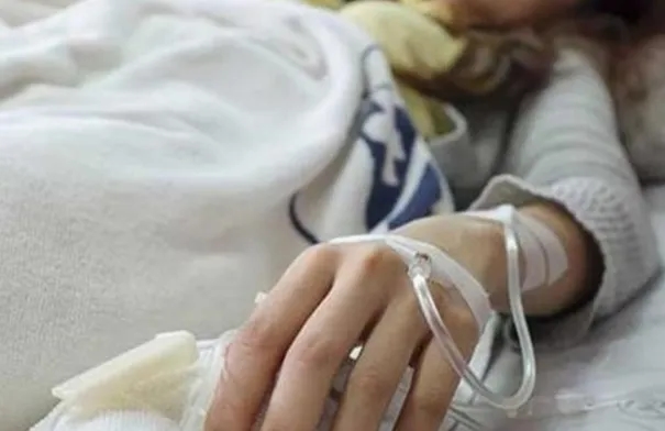 فنانة لبنانية مشهورة وابنتها تُنقلان إلى المستشفى في...