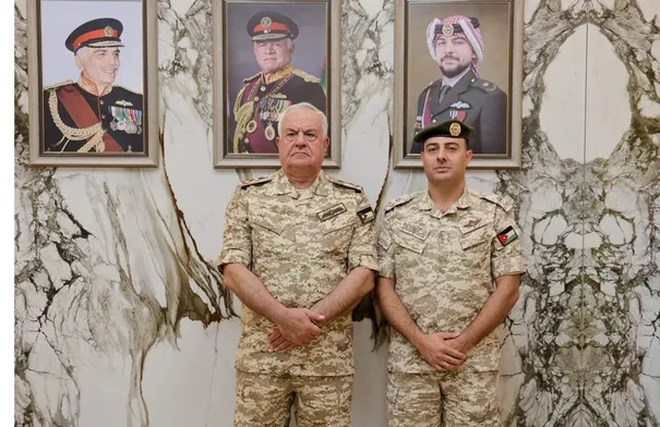 رئيس هيئة الأركان المشتركة يكرم الرائد ياسين محمود...