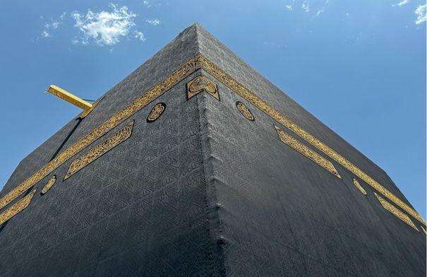 كسوة الكعبة.. خيوط من ذهب وحرير بمواصفات وجودة لا تتأثر...