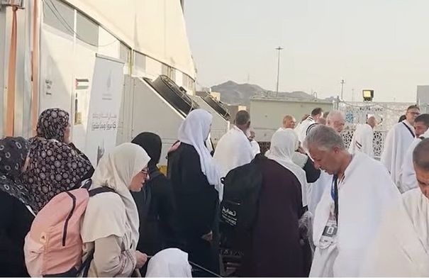 حجاج بيت الله الحرام ينفرون إلى مزدلفة بعد وقوفهم على...