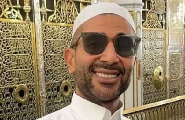 أحمد سعد يتلو القرآن في المسجد النبوي خلال رحلة الحج -...