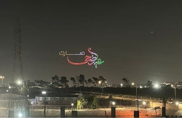 طائرات الدرون تكتب في سماء الزرقاء قصيدة وطنية من ضوء...