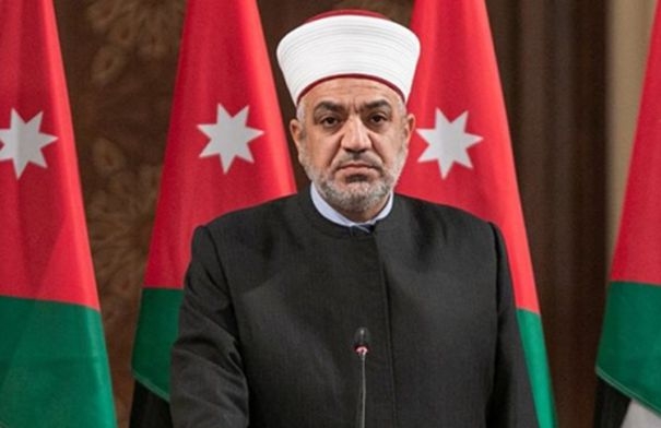 وزير الأوقاف يكرم 171 حافظا وحافظة للقرآن بمدارس العمرية
