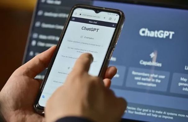 بين الراحة والعزلة.. الجانب المظلم للتواصل مع "شات جي بي...