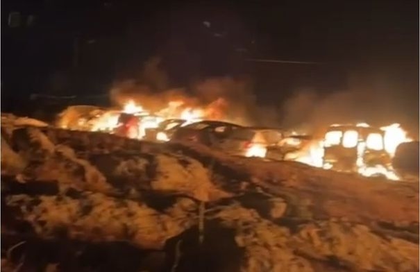 مستعمرون يحرقون ساحة مركبات خردة شرق رام الله