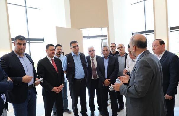 وزير الزراعة يتفقد مصنعا بيطريا قيد الإنشاء في مدينة...