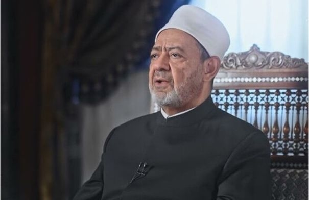 رئيس أركان الجيش الباكستاني يؤدي التحية العسكرية لشيخ...