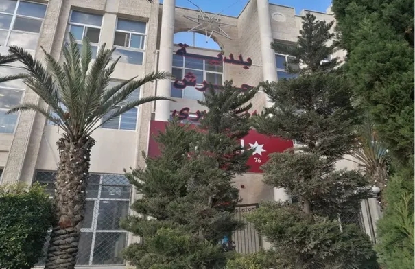 بلدية جرش الكبرى تزيل عمارة آيلة للسقوط