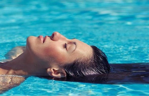 قبل السباحة... 6 خطوات أساسية لحماية شعرك من التلف