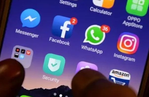 كيف تراقبك تطبيقات التواصل دون أن تدري؟