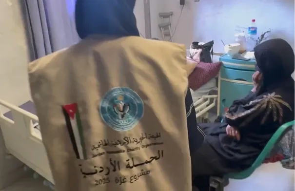 الحملة الأردنية توزع وجبات طعام في مستشفيات شمال قطاع غزة