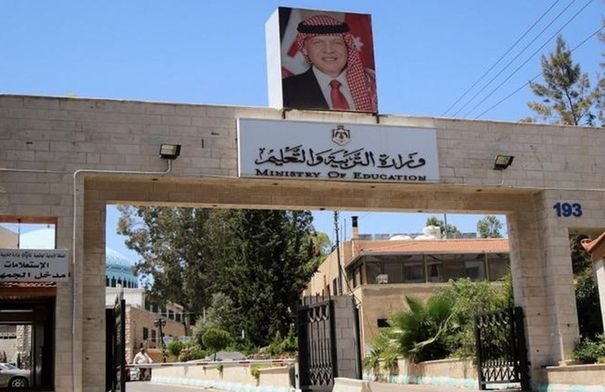 الإنذار لمدير مدرسة ومستخدم بعد بقاء عدد من الطلبة داخلها