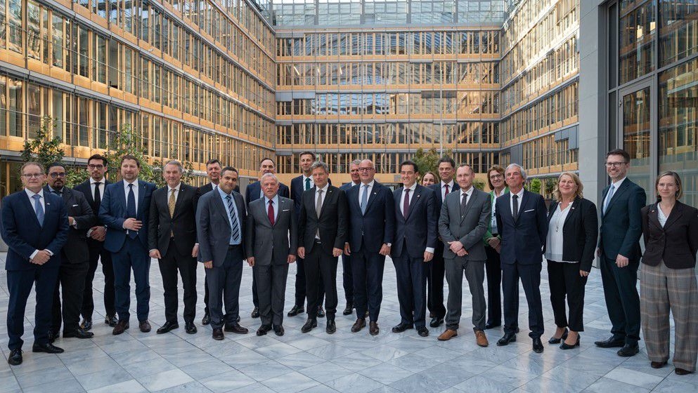 King Meets with Representatives of Government Economic Institutions and German Companies - Jordan News