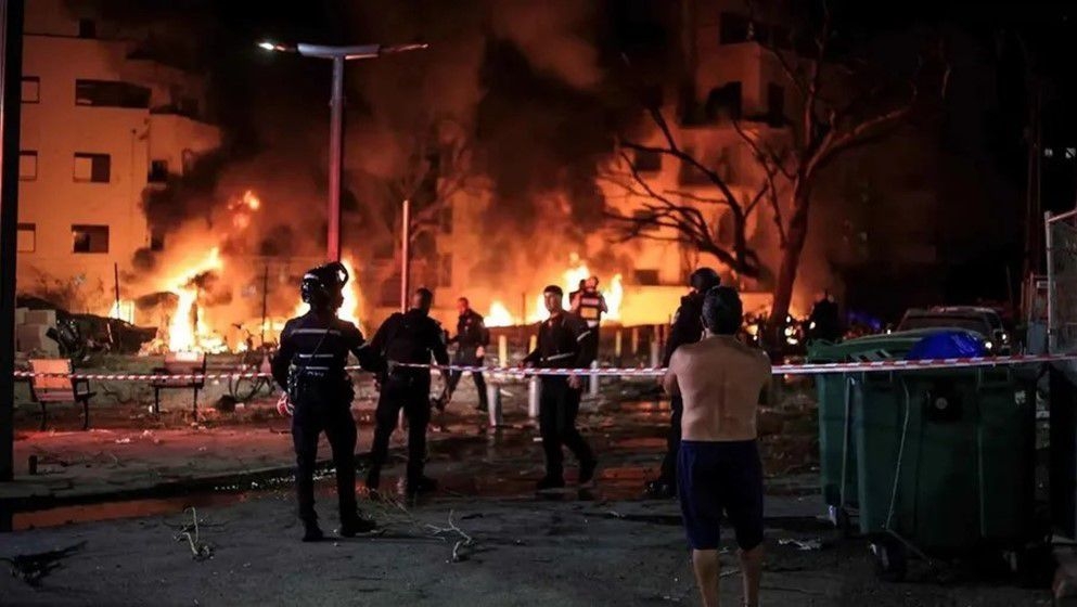 Iranian Missile Strikes Building in Tel Aviv - Jordan News