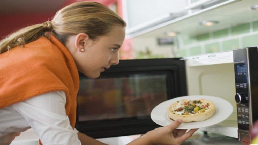 The Hidden Dangers of Heating Certain Foods in the Microwave - Jordan News