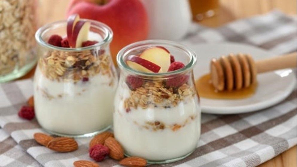Greek yogurt with honey and nuts: a healthy meal or a calorie bomb? - Jordan News