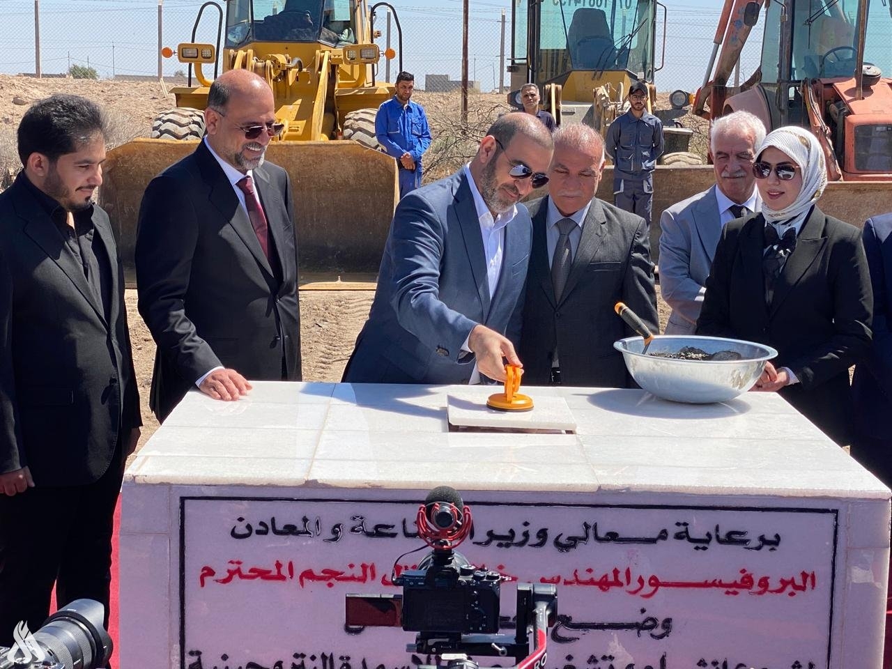 خطوة استراتيجية وطاقة إنتاجية.. وزير الصناعة يضع الحجر الأساس لمشروع الأسمدة النيتروجينية بالبصرة