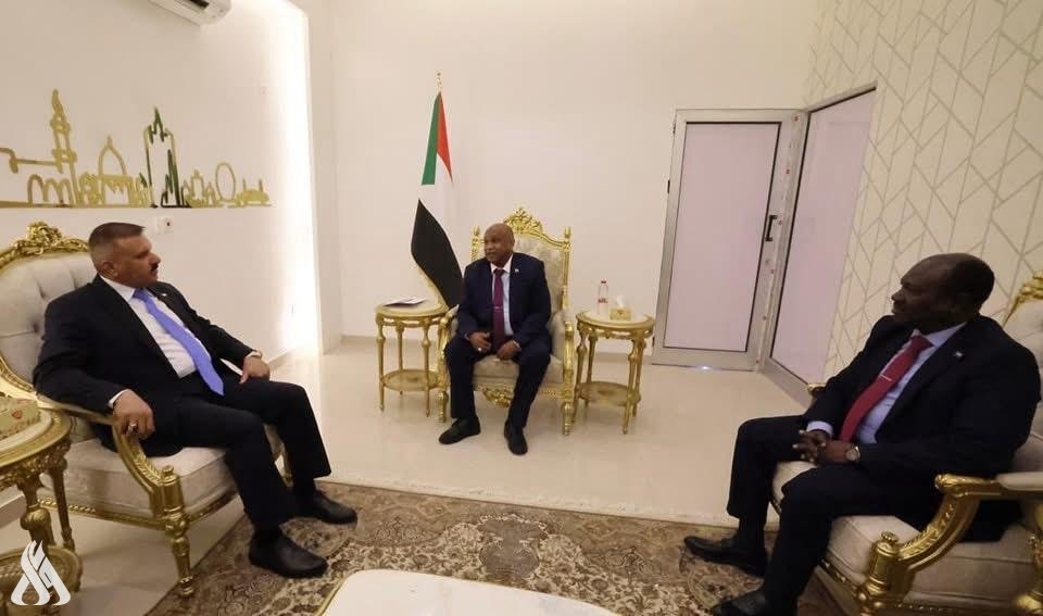 وزير الداخلية يسلم البرهان دعوة رسمية لحضور القمة العربية