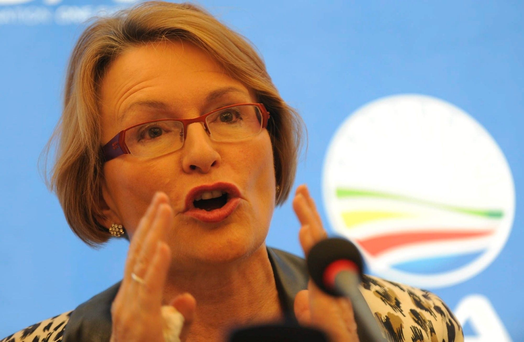 DA backtracks on motion of no confidence, commits to GNU