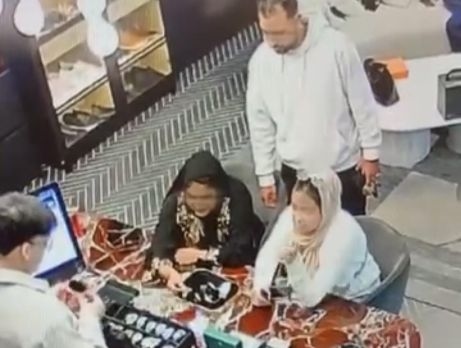 Family posing as customers steal Cartier watch