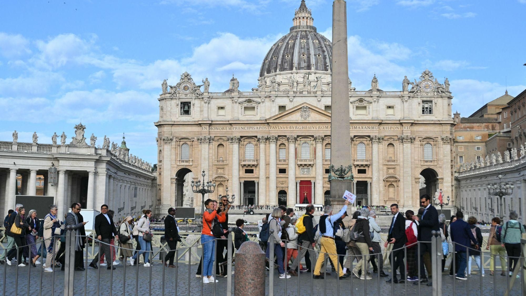Massive crowds expected for second day of Pope Francis's lying in state