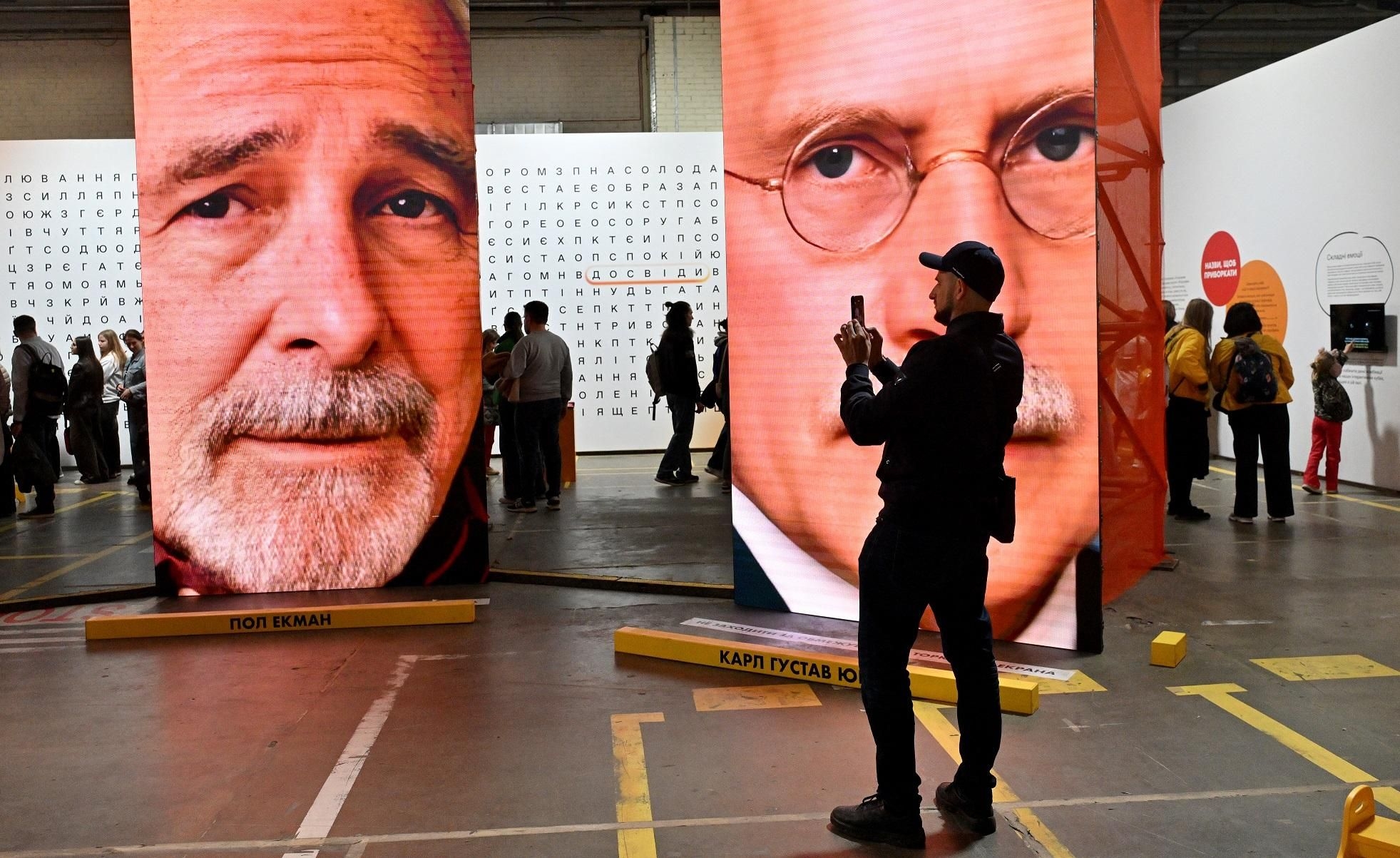 Kyiv exhibition helps relieve stress of war
