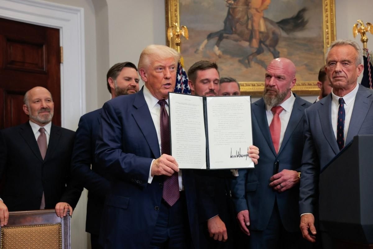 Stocks struggle as Trump's new tariff sweep offsets earnings