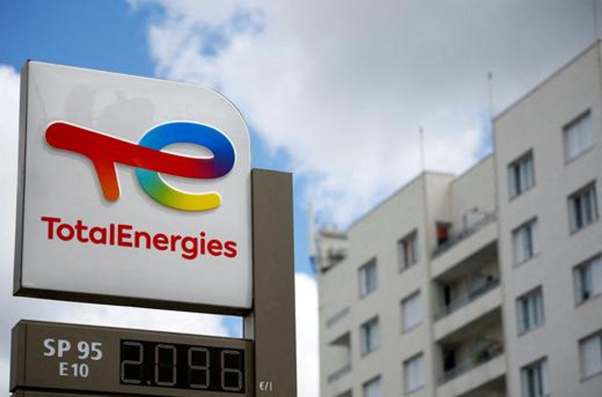 Mozambique nears deal to revive Total's $20 billion LNG plan