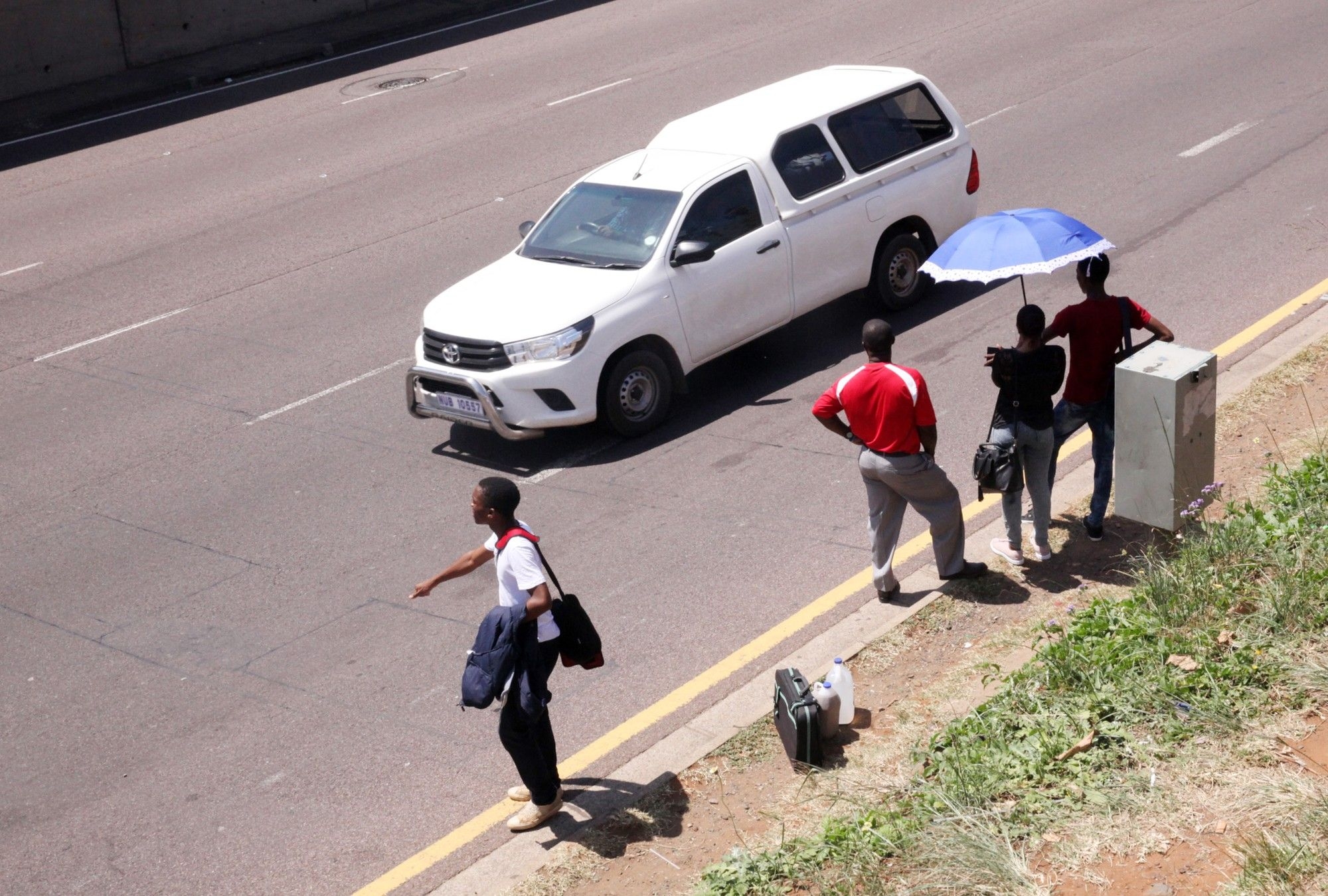 Crime expert warns against hitchhiking after a 16-year-old girl was violated in a VW Polo