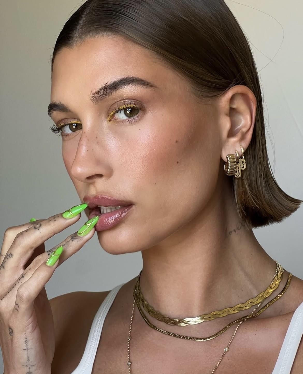 Hailey Bieber's waist chain: the stylish solution for lip tint lovers