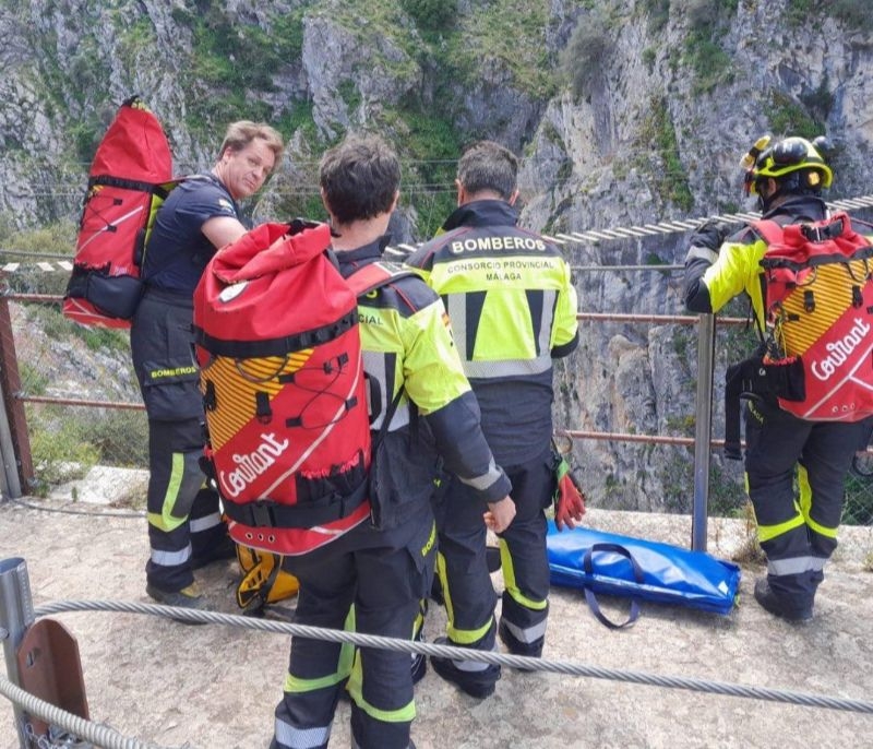 WATCH: Thrill-seeking tourist hangs around for 90 minutes on zip-line adventure