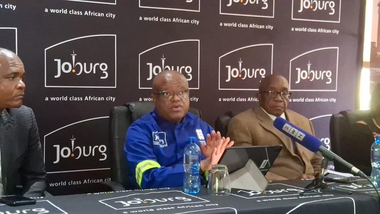 ANC, EFF members join 'Bomb Squad' to help turn things around in Joburg at no pay